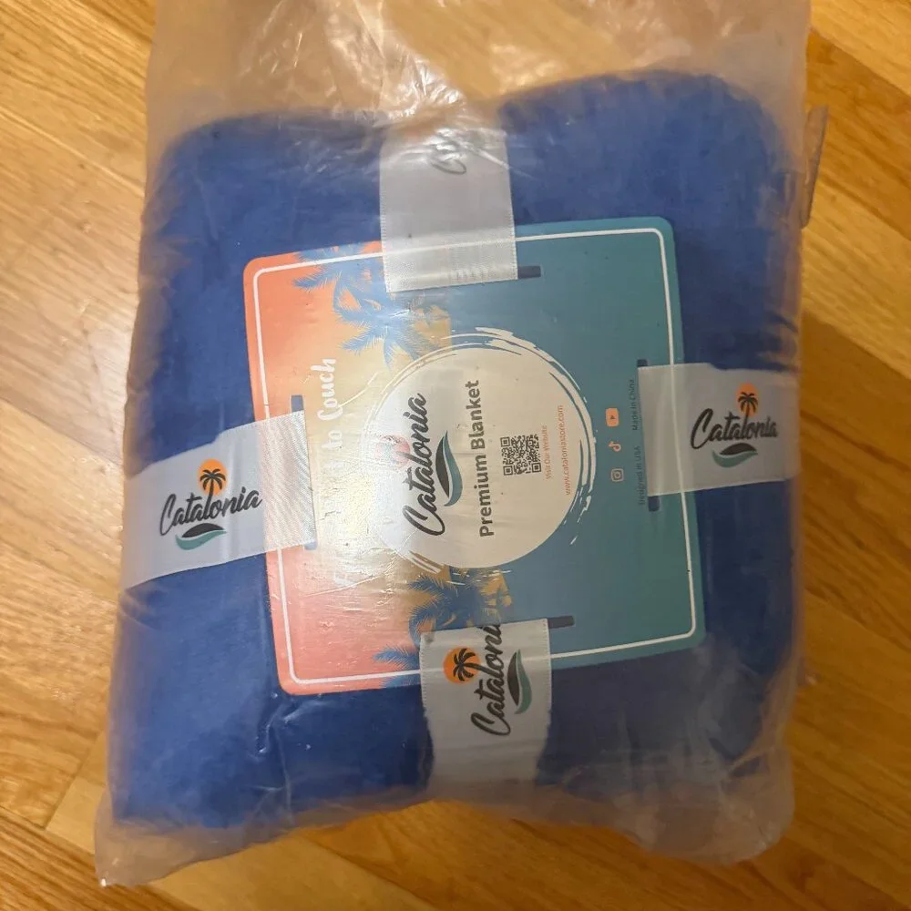 Catalonia Premium Sherpa Throw Blanket - Picture 2 of 8